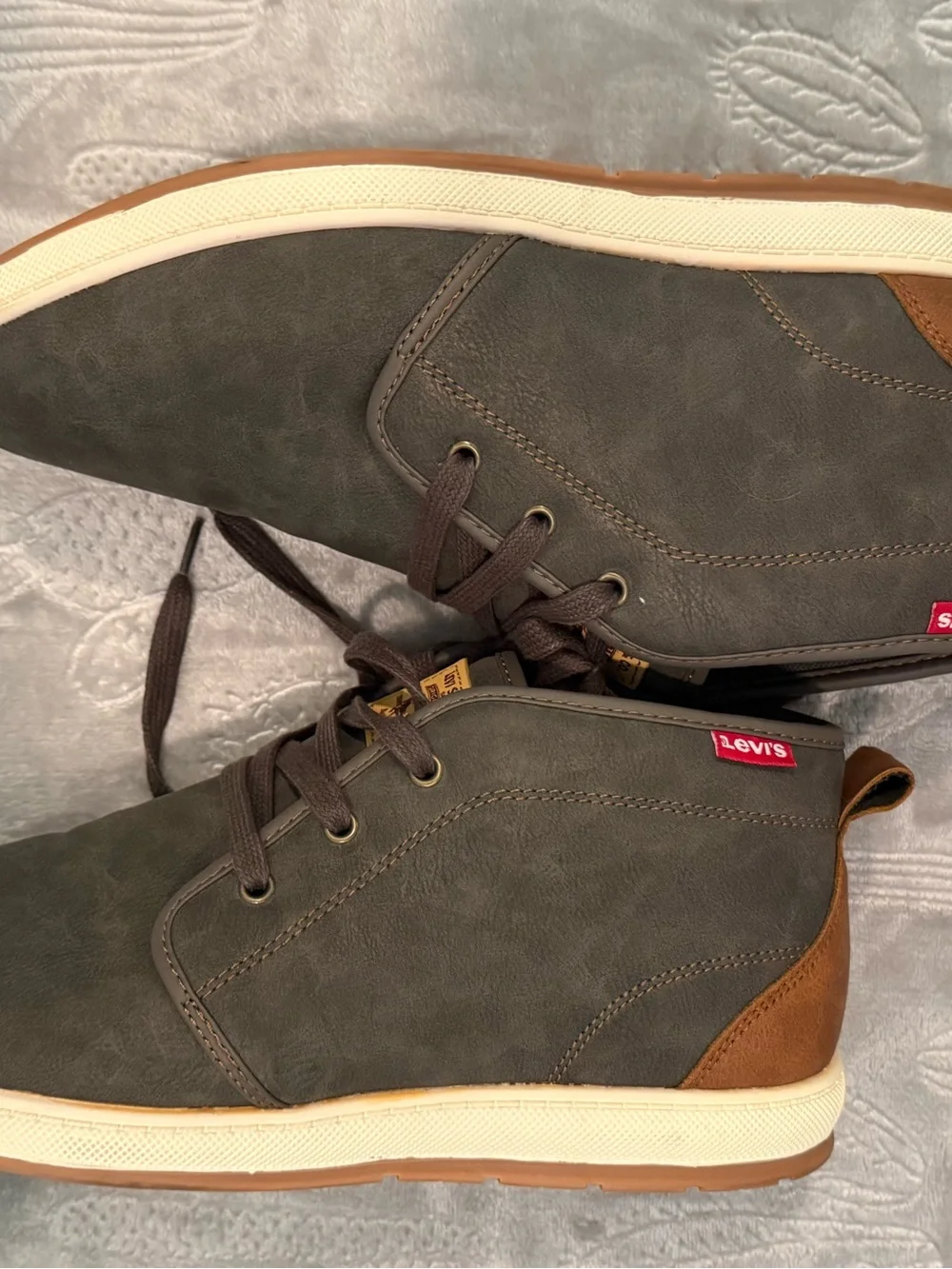 Levi's Men's Dark Gray Confort Chukka Boots with White Sole